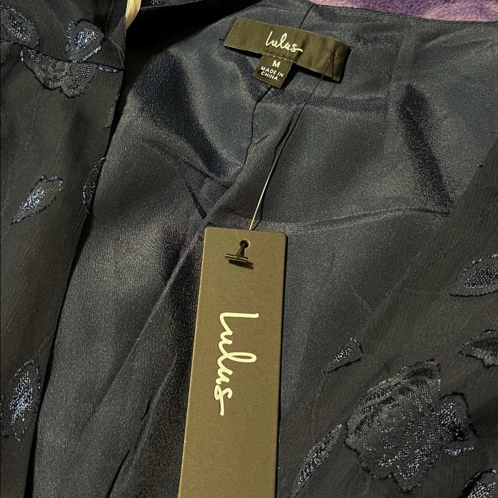 Lulu’s medium wrap around long sleeve dress - Picture 2 of 3